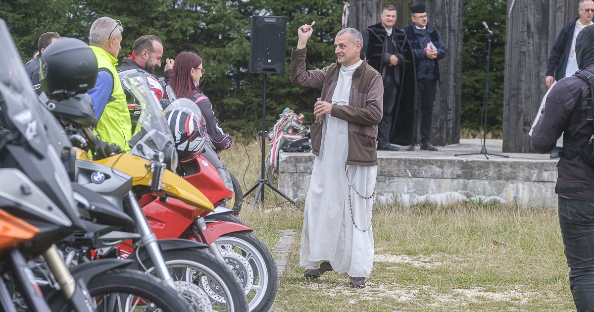 Áldás a motorosokra és vasparipáikra